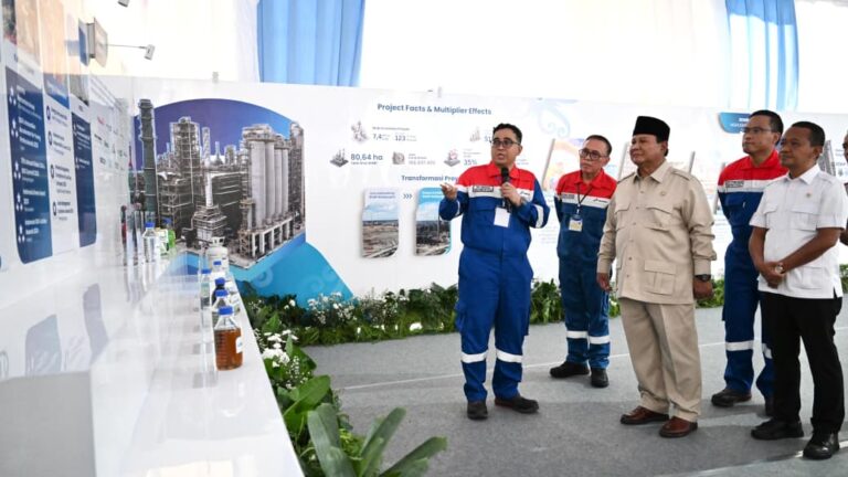 Presiden Prabowo Subianto meresmikan infrastruktur energi terintegrasi Pertamina Refinery Development Master Plan (RDMP) Balikpapan dalam acara yang digelar di Kantor Besar PT Pertamina (Persero) Refinery Unit V, Kota Balikpapan, Provinsi Kalimantan Timur, pada Senin, 12 Januari 2026.