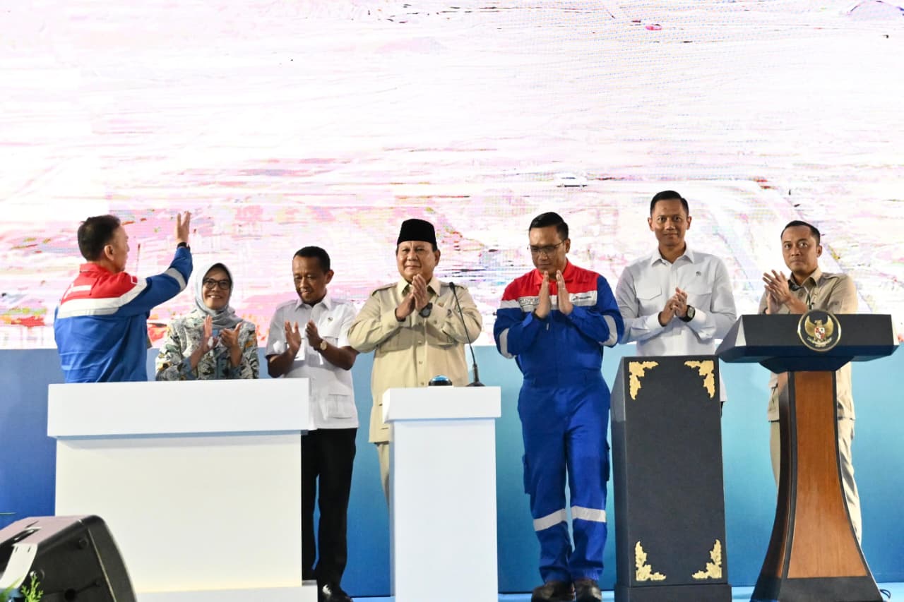 Presiden Prabowo Subianto menegaskan bahwa kemandirian pangan dan energi merupakan fondasi utama bagi tegaknya sebuah negara merdeka dalam sambutannya di Kantor Besar PT Pertamina (Persero) Refinery Unit V, Kalimantan Timur.