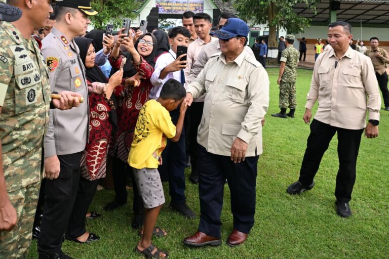 Presiden Prabowo Subianto menegaskan pentingnya keberadaan sekolah unggulan dalam menyiapkan kader-kader bangsa yang berkarakter kuat dan berjiwa patriotik dalam sambutannya pada peresmian SMA Taruna Nusantara Kampus Malang di Provinsi Jawa Timur, pada Selasa, 13 Januari 2026.