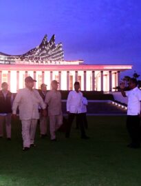 Presiden Prabowo Subianto tiba di Ibu Kota Nusantara (IKN), Kabupaten Penajam Paser Utara, Provinsi Kalimantan Timur, pada Senin sore, 12 Januari 2026.