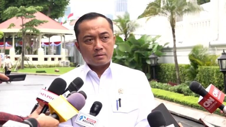 Menteri Sekretaris Negara Prasetyo Hadi menjelaskan agenda Taklimat Presiden Republik Indonesia dengan Rektor serta Pimpinan Perguruan Tinggi Negeri dan Swasta Tahun 2026, pada Kamis, 15 Januari 2026, di halaman tengah Istana Kepresidenan Jakarta.