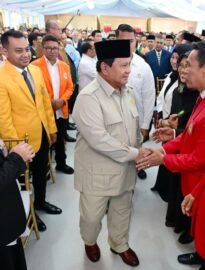 Presiden Prabowo Subianto mendorong perguruan tinggi untuk memperkuat riset dan inovasi yang berorientasi pada pembangunan industri nasional dan peningkatan pendapatan negara dalam Taklimat Presiden Republik Indonesia dengan Rektor serta Pimpinan Perguruan Tinggi Negeri dan Swasta Tahun 2026 di halaman tengah Istana Kepresidenan Jakarta, pada Kamis, 15 Januari 2026.