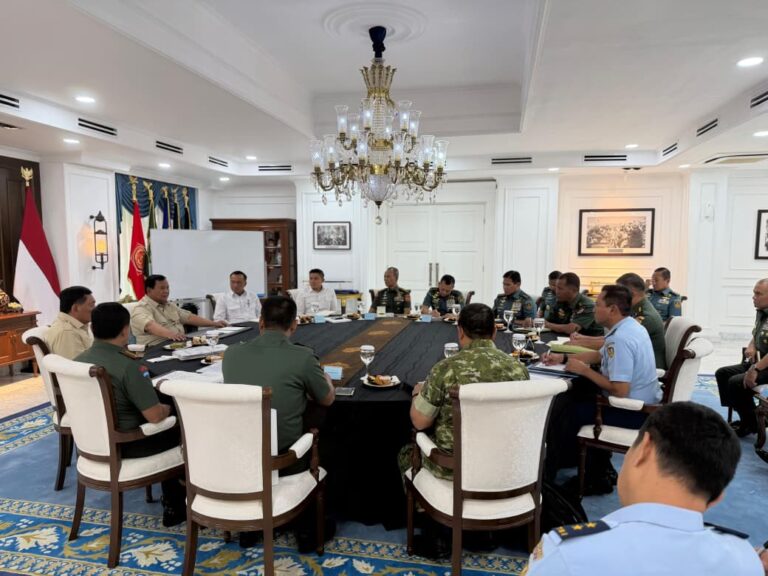 Presiden Prabowo Subianto melakukan pertemuan rutin bersama sejumlah pejabat utama Tentara Nasional Indonesia (TNI) di Istana Merdeka, Jakarta, pada Jumat, 16 Januari 2026.