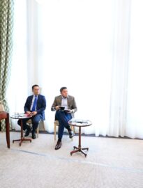 Presiden Prabowo Subianto memimpin rapat terbatas melalui video conference untuk membahas perkembangan penertiban kawasan hutan nasional, pada Senin, 19 Januari 2026 di London, Inggris.