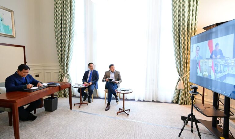 Presiden Prabowo Subianto memimpin rapat terbatas melalui video conference untuk membahas perkembangan penertiban kawasan hutan nasional, pada Senin, 19 Januari 2026 di London, Inggris.