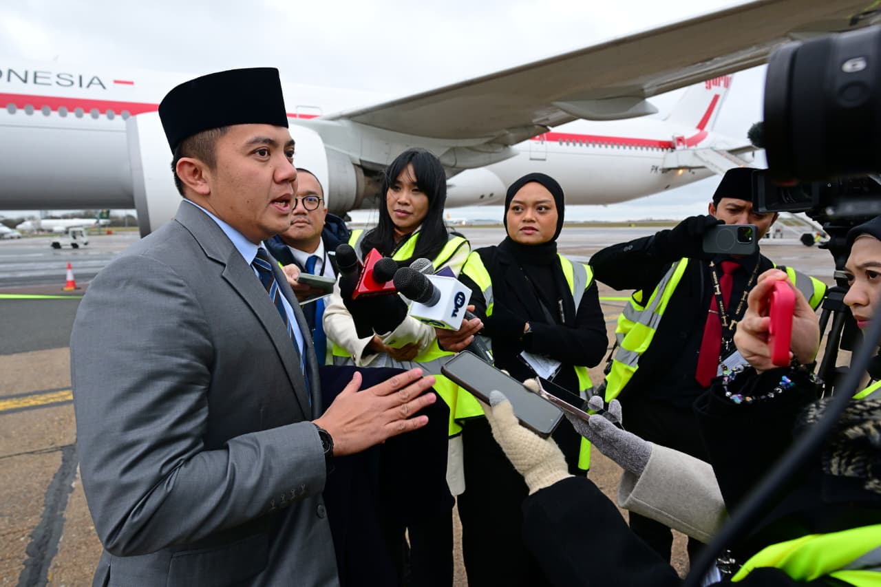 Sekretaris Kabinet Teddy Indra Wijaya dalam keterangan persnya menjelaskan bahwa sepanjang berada di Inggris, Presiden Prabowo menjalani sejumlah pertemuan penting, termasuk dengan Perdana Menteri Inggris Keir Starmer dan Raja Charles III.