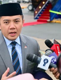 Sekretaris Kabinet Teddy Indra Wijaya dalam keterangan persnya menjelaskan bahwa fokus utama pertemuan Presiden Prabowo dengan Raja Charles III adalah kerja sama di bidang lingkungan dan konservasi alam.