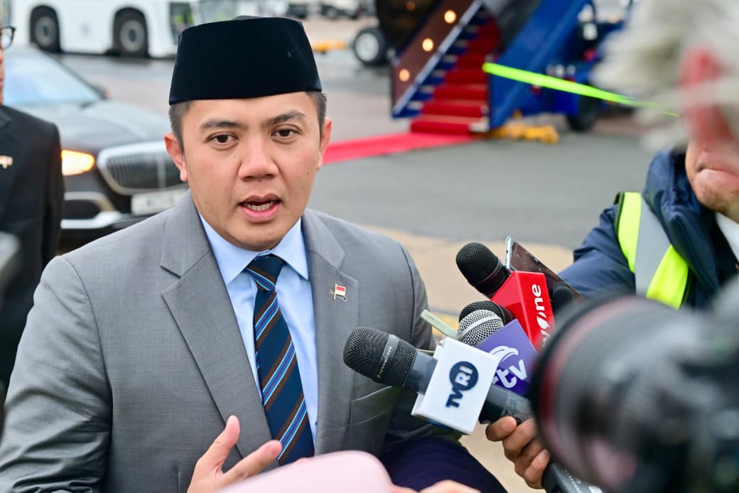 Sekretaris Kabinet Teddy Indra Wijaya dalam keterangan persnya menjelaskan bahwa fokus utama pertemuan Presiden Prabowo dengan Raja Charles III adalah kerja sama di bidang lingkungan dan konservasi alam.