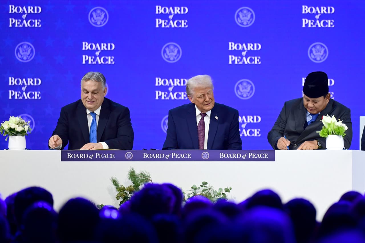 Presiden Prabowo menandatangani Board of Peace Charter pada Kamis, 22 Januari 2026, di Davos, Swiss.