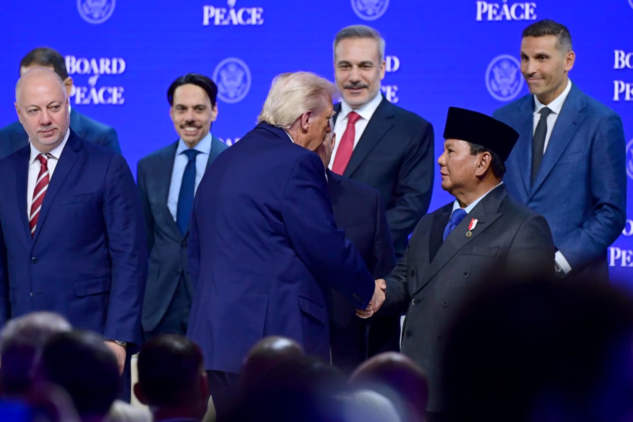 Presiden Prabowo berjabat tangan dengan Presiden Amerika Serikat Donald Trump usai menandatangani Board of Peace (BoP) Charter di Davos, Swiss, pada Kamis, 22 Januari 2026.