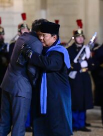 Presiden Prabowo disambut langsung oleh Presiden Emmanuel Macron ketika tiba di Istana Élysée, Jumat, 23 Januari 2026.