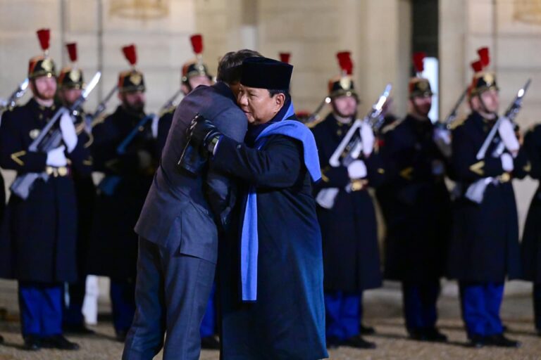 Presiden Prabowo disambut langsung oleh Presiden Emmanuel Macron ketika tiba di Istana Élysée, Jumat, 23 Januari 2026.