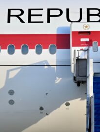 Presiden Prabowo iba kembali di Tanah Air usai merampungkan rangkaian lawatan luar negerinya ke tiga negara sahabat, yakni Inggris, Swiss, dan Prancis pada Sabtu, 24 Januari 2026, sekitar pukul 17.30 WIB.