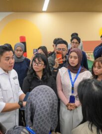 Seskab Teddy Indra Wijaya bersama Menaker Yassierli meninjau secara langsung pelaksanaan Program Pemagangan Nasional Batch II di Paragon Community Hub, Jakarta Selatan, Selasa 27/1/2026.