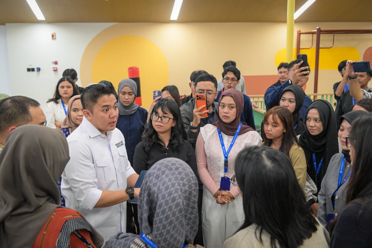 Seskab Teddy Indra Wijaya bersama Menaker Yassierli meninjau secara langsung pelaksanaan Program Pemagangan Nasional Batch II di Paragon Community Hub, Jakarta Selatan, Selasa 27/1/2026.