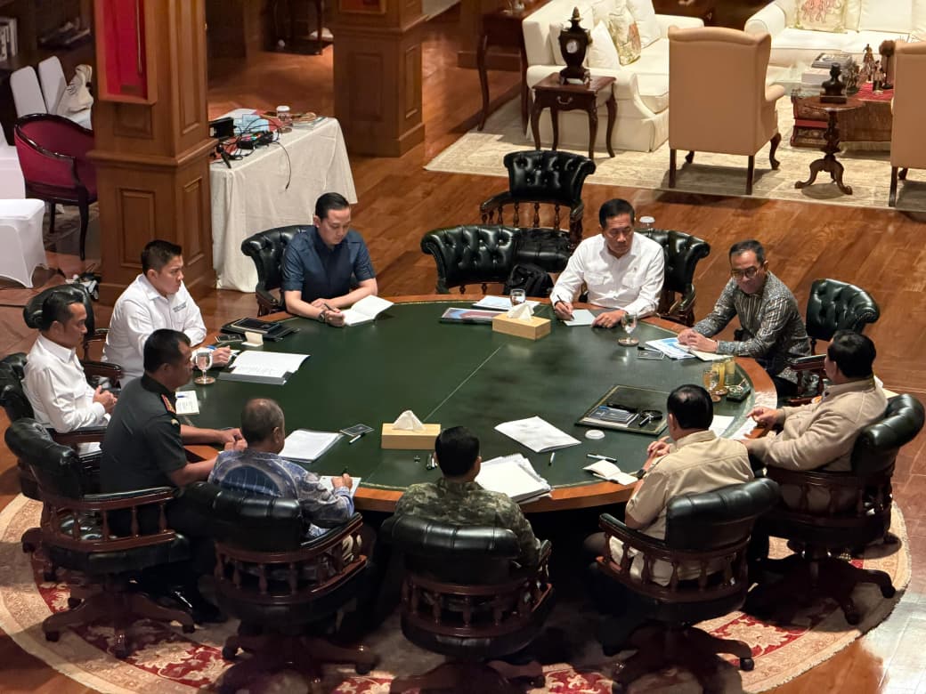 Presiden Prabowo menggelar pertemuan dengan sejumlah menteri Kabinet Merah Putih di kediamannya di Hambalang, Bogor, Jawa Barat, pada Selasa, 27 Januari 2026.