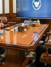 Seskab Teddy  menerima kunjungan Wakil Gubernur Jawa Timur Emil Elestianto Dardak di Kantor Sekretariat Kabinet, Jakarta, pada Rabu, 28 Januari 2026.