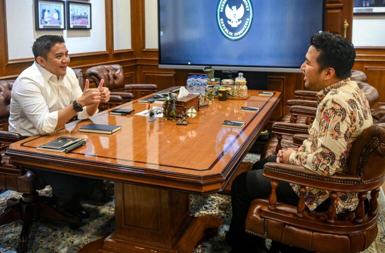 Seskab Teddy  menerima kunjungan Wakil Gubernur Jawa Timur Emil Elestianto Dardak di Kantor Sekretariat Kabinet, Jakarta, pada Rabu, 28 Januari 2026.