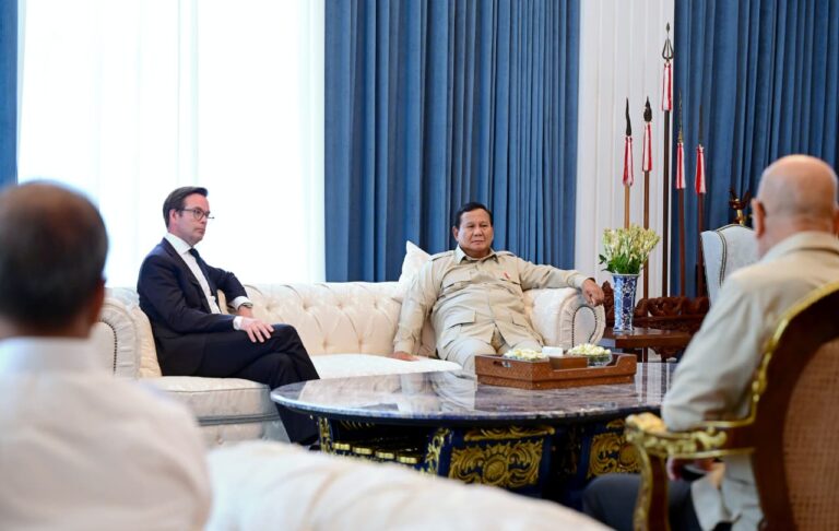 Presiden Prabowo menerima Direktur Utama Garuda Indonesia Glenny Kairupan bersama jajaran petinggi produsen pesawat Embraer asal Brasil di Istana Merdeka, Jakarta, Senin, 2 Februari 2026.
