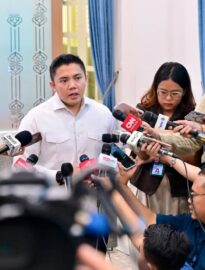 Seskab Teddy menegaskan bahwa informasi mengenai penggunaan dua pesawat kenegaraan oleh Presiden Prabowo Subianto dalam perjalanan luar negeri tidak benardalam keterangannya kepada awak media di Kompleks Istana Kepresidenan, Jakarta pada Selasa, 3 Februari 2026.