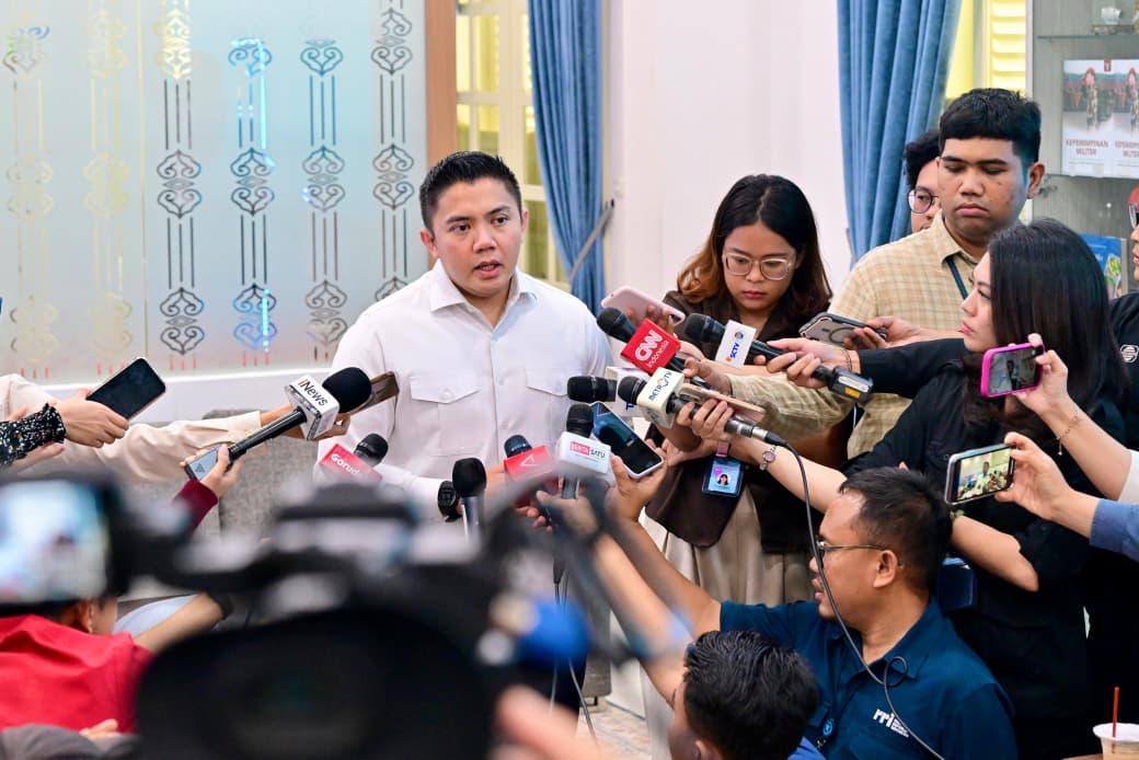 Seskab Teddy menegaskan bahwa informasi mengenai penggunaan dua pesawat kenegaraan oleh Presiden Prabowo Subianto dalam perjalanan luar negeri tidak benardalam keterangannya kepada awak media di Kompleks Istana Kepresidenan, Jakarta pada Selasa, 3 Februari 2026.