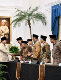 Presiden Prabowo menggelar pertemuan bersama para pimpinan organisasi kemasyarakatan (ormas) dan tokoh-tokoh agama Islam, serta pimpinan pondok pesantren di Istana Merdeka, Jakarta, pada Selasa, 3 Februari 2026.