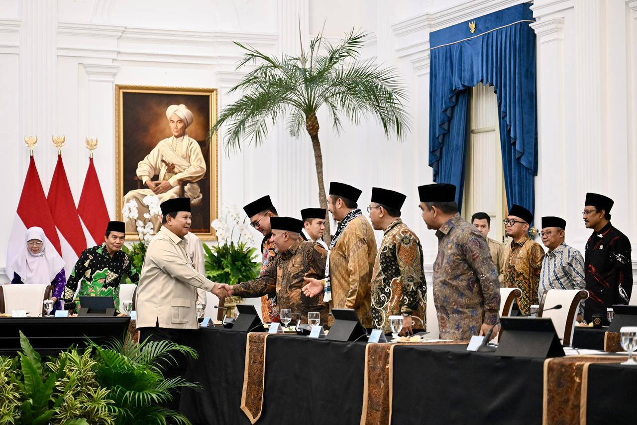 Presiden Prabowo menggelar pertemuan bersama para pimpinan organisasi kemasyarakatan (ormas) dan tokoh-tokoh agama Islam, serta pimpinan pondok pesantren di Istana Merdeka, Jakarta, pada Selasa, 3 Februari 2026.