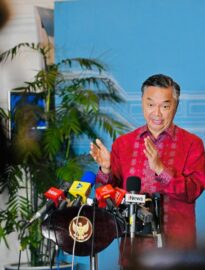 Mantan Wakil Menteri Luar Negeri Dino Patti Djalal menilai Presiden Prabowo memiliki pendekatan yang realistis dalam menyikapi keikutsertaan Indonesia dalam Board of Peace pada pernyataannya di Istana Merdeka, Jakarta, Rabu, 4 Februari 2026.