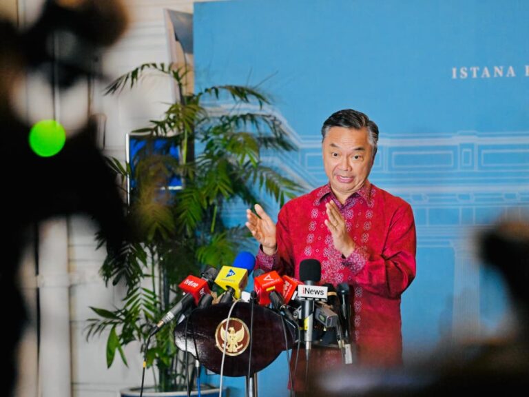 Mantan Wakil Menteri Luar Negeri Dino Patti Djalal menilai Presiden Prabowo memiliki pendekatan yang realistis dalam menyikapi keikutsertaan Indonesia dalam Board of Peace pada pernyataannya di Istana Merdeka, Jakarta, Rabu, 4 Februari 2026.