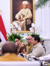 Seskab Teddy menjabarkan capaian strategis lainnya, seperti keberhasilan penetapan tarif dagang nol persen di 27 negara Uni Eropa dan kesepakatan pembangunan Kampung Haji di Arab Saudi di Istana Merdeka, pada Rabu, 4 Februari 2026.