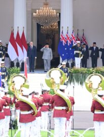 Presiden Prabowo Subianto menyambut kedatangan Perdana Menteri Australia Anthony Albanese dalam rangka kunjungan kerja di Istana Merdeka, Jakarta, pada Jumat, 6 Februari 2026.