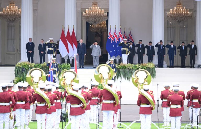 Presiden Prabowo Subianto menyambut kedatangan Perdana Menteri Australia Anthony Albanese dalam rangka kunjungan kerja di Istana Merdeka, Jakarta, pada Jumat, 6 Februari 2026.