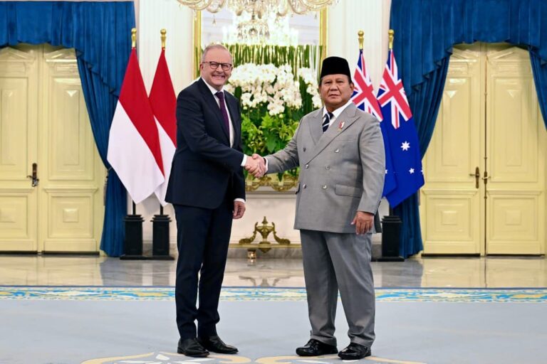 Presiden Prabowo Subianto dan Perdana Menteri Australia Anthony Albanese melaksanakan sesi foto bersama di Istana Merdeka, Jakarta, pada Jumat, 6 Februari 2026.