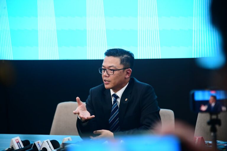 Menlu Sugiono menegaskan bahwa Traktat Keamanan Bersama antara Indonesia dan Australia yang ditandatangani Presiden Prabowo dan Perdana Menteri Australia Anthony Albanese merupakan kelanjutan dari Defense Cooperation Agreement yang telah disepakati kedua negara sejak 2006 dalam keterangan persnya di Kompleks Istana Kepresidenan Jakarta pada Jumat, 6 Februari 2026.