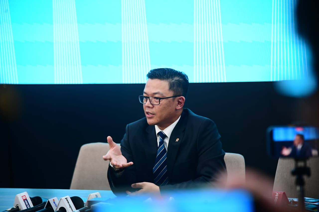 Menlu Sugiono menegaskan bahwa Traktat Keamanan Bersama antara Indonesia dan Australia yang ditandatangani Presiden Prabowo dan Perdana Menteri Australia Anthony Albanese merupakan kelanjutan dari Defense Cooperation Agreement yang telah disepakati kedua negara sejak 2006 dalam keterangan persnya di Kompleks Istana Kepresidenan Jakarta pada Jumat, 6 Februari 2026.