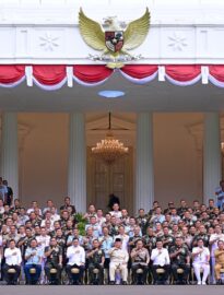 Presiden Prabowo Subianto memberikan taklimat kepada para peserta Rapim TNI–Polri di Istana Merdeka, Jakarta, pada Senin, 9 Februari 2026.