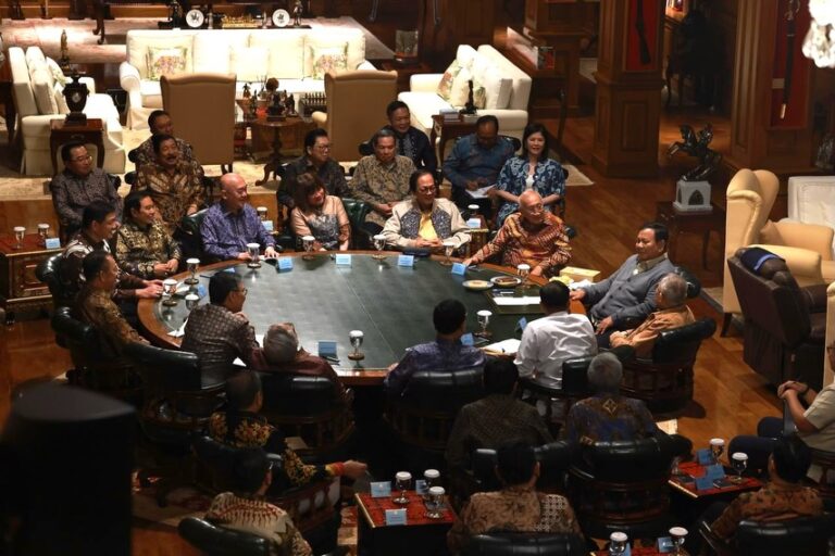 Presiden Prabowo Subianto menerima audiensi APINDO di kediaman pribadi Hambalang, Bogor, Jawa Barat, pada Senin, 9 Februari 2026.