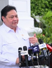 Menteri Koordinator Bidang Perekonomian Airlangga Hartarto melaporkan kepada Presiden mengenai perkembangan indikator makroekonomi terkini pada rapat terbatas bersama jajaran menteri kabinet Merah Putih di Istana Merdeka, Jakarta, pada Rabu, 11 Februari 2026.