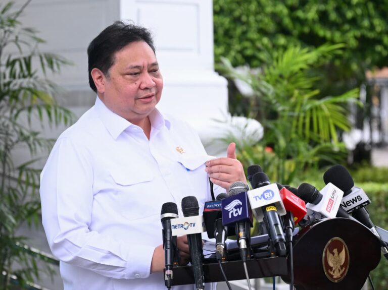 Menteri Koordinator Bidang Perekonomian Airlangga Hartarto melaporkan kepada Presiden mengenai perkembangan indikator makroekonomi terkini pada rapat terbatas bersama jajaran menteri kabinet Merah Putih di Istana Merdeka, Jakarta, pada Rabu, 11 Februari 2026.