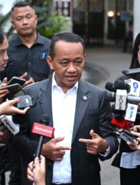 Menteri Energi dan Sumber Daya Mineral (ESDM) Bahlil Lahadalia melaporkan perkembangan sejumlah proyek strategis dalam rapat terbatas di Istana Merdeka, Jakarta, pada Rabu, 11 Februari 2026.