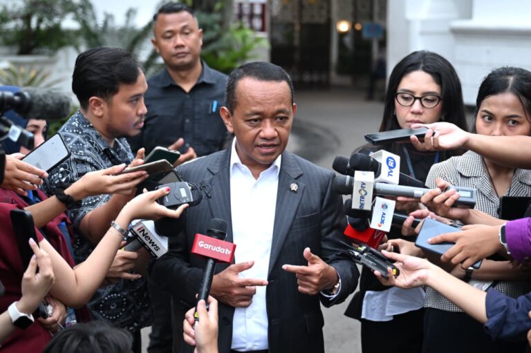 Menteri Energi dan Sumber Daya Mineral (ESDM) Bahlil Lahadalia melaporkan perkembangan sejumlah proyek strategis dalam rapat terbatas di Istana Merdeka, Jakarta, pada Rabu, 11 Februari 2026.