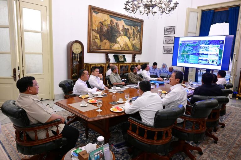 Presiden Prabowo Subianto memimpin rapat terbatas dengan sejumlah menteri Kabinet Merah Putih di Istana Merdeka, Jakarta, pada Kamis, 12 Februari 2026.
