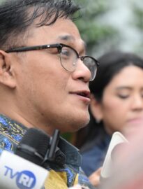 Kepala Badan Percepatan Pengentasan Kemiskinan (BP Taskin) Budiman Sudjatmiko dalam keterangan persnya usai rapat terbatas di Istana Merdeka, Jakarta, pada Kamis, 12 Februari 2026.