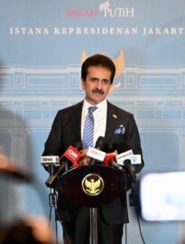 Duta Besar Republik Islam Pakistan untuk Indonesia, Zahid Hafeez Chaudhri, memberikan keterangan pers usai bertemu Presiden Prabowo Subianto di Istana Merdeka, Jakarta, Kamis 12 Februari 2026.