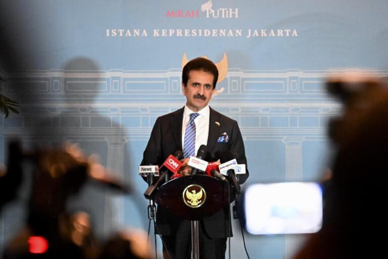 Duta Besar Republik Islam Pakistan untuk Indonesia, Zahid Hafeez Chaudhri, memberikan keterangan pers usai bertemu Presiden Prabowo Subianto di Istana Merdeka, Jakarta, Kamis 12 Februari 2026.