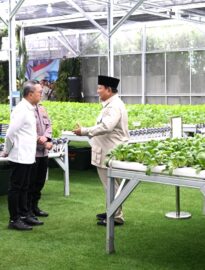 Presiden Prabowo Subianto meninjau langsung Satuan Pelayanan Pemenuhan Gizi (SPPG) Polri di Palmerah, Jakarta, pada Jumat, 13 Februari 2026.