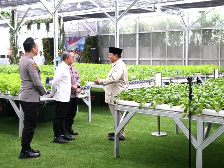 Presiden Prabowo Subianto meninjau langsung Satuan Pelayanan Pemenuhan Gizi (SPPG) Polri di Palmerah, Jakarta, pada Jumat, 13 Februari 2026.