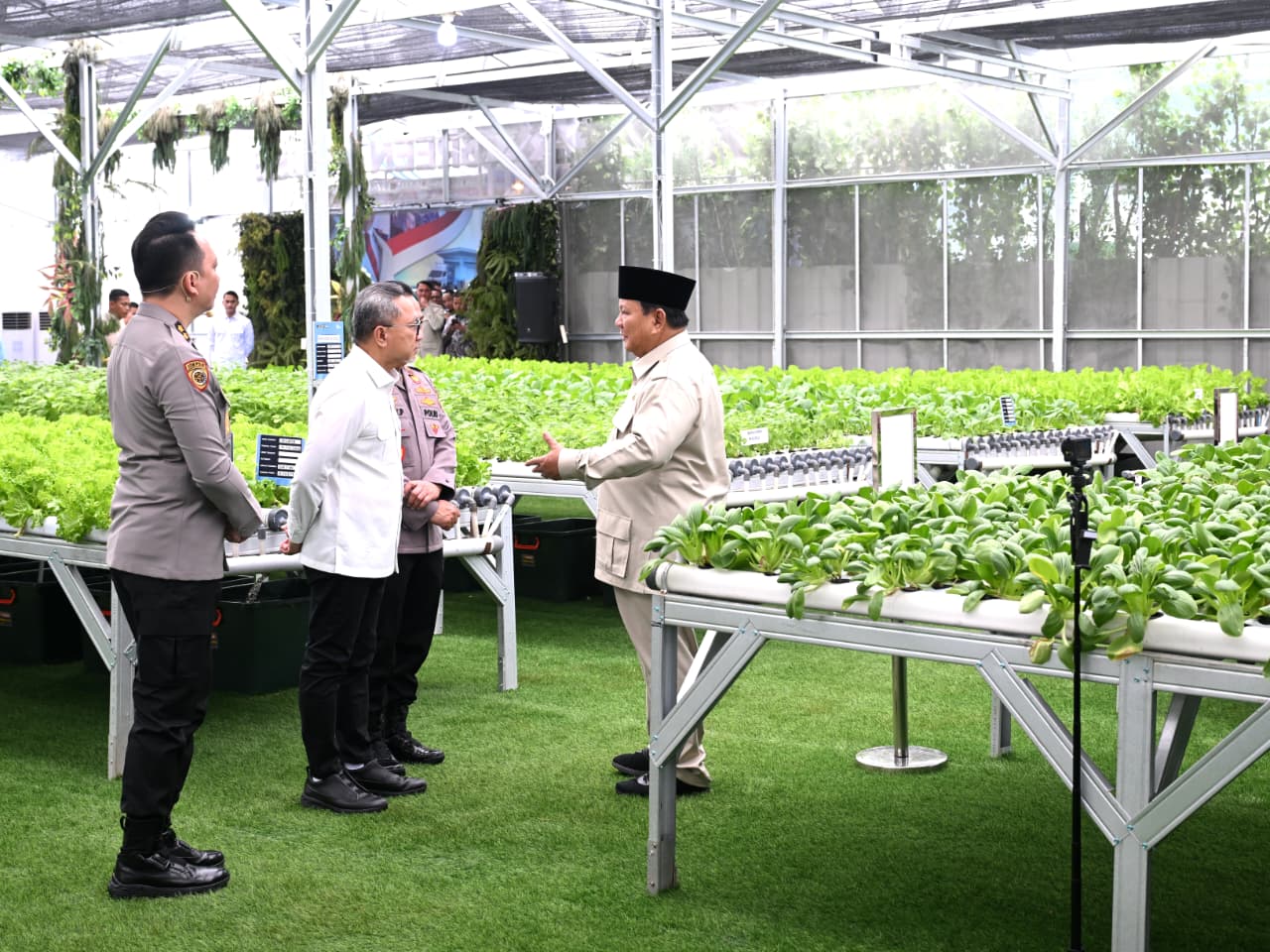 Presiden Prabowo Subianto meninjau langsung Satuan Pelayanan Pemenuhan Gizi (SPPG) Polri di Palmerah, Jakarta, pada Jumat, 13 Februari 2026.