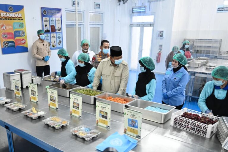 Presiden Prabowo Subianto meninjau langsung Satuan Pelayanan Pemenuhan Gizi (SPPG) Polri di Palmerah, Jakarta, pada Jumat, 13 Februari 2026.