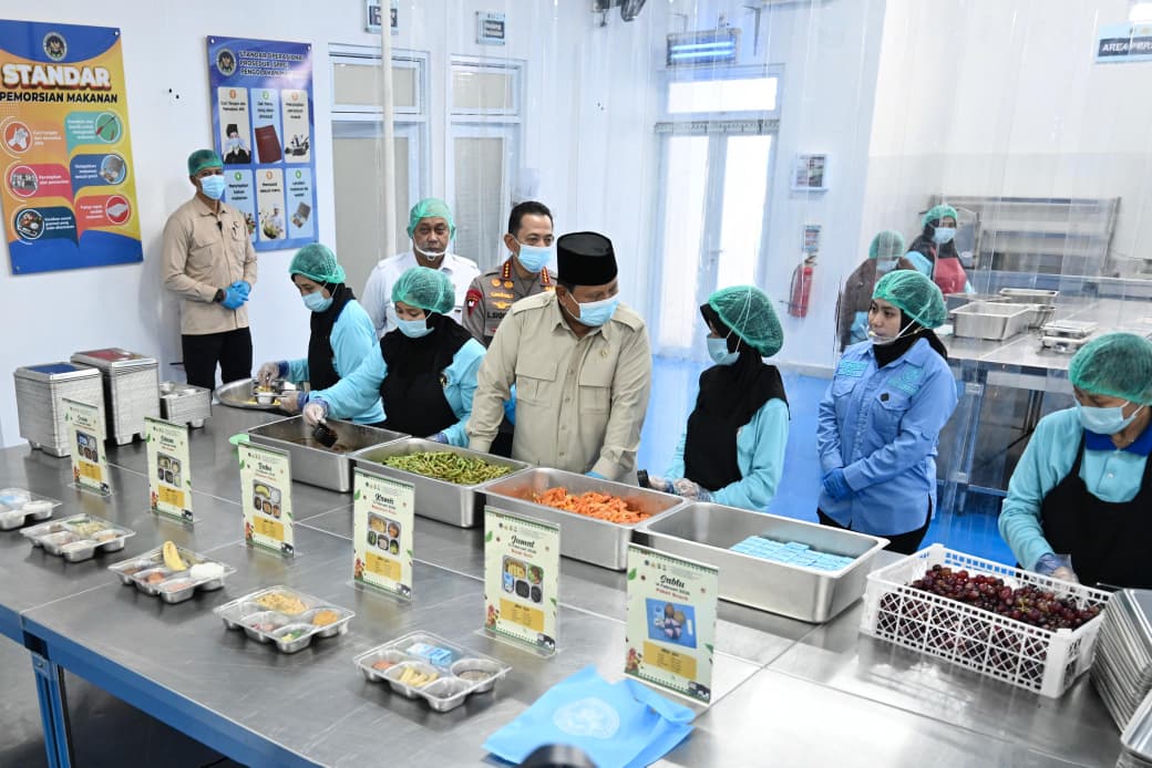 Presiden Prabowo Subianto meninjau langsung Satuan Pelayanan Pemenuhan Gizi (SPPG) Polri di Palmerah, Jakarta, pada Jumat, 13 Februari 2026.